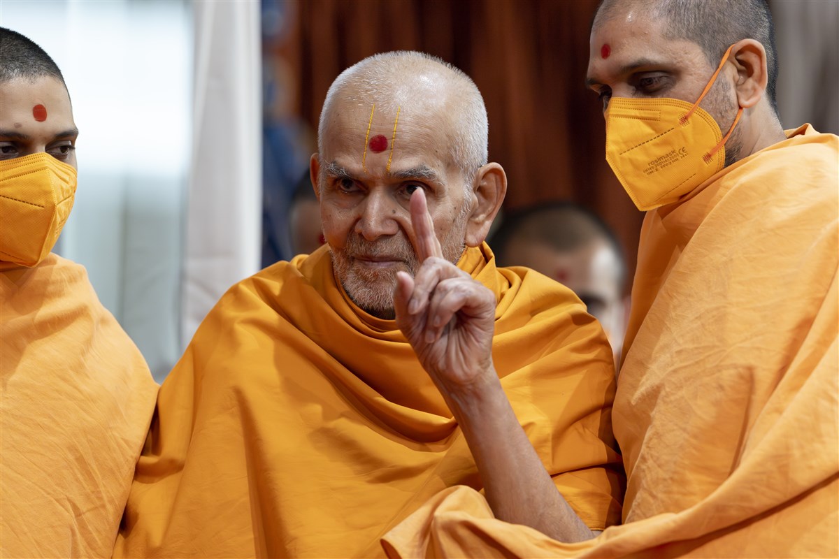Swamishri blesses volunteers with a gesture