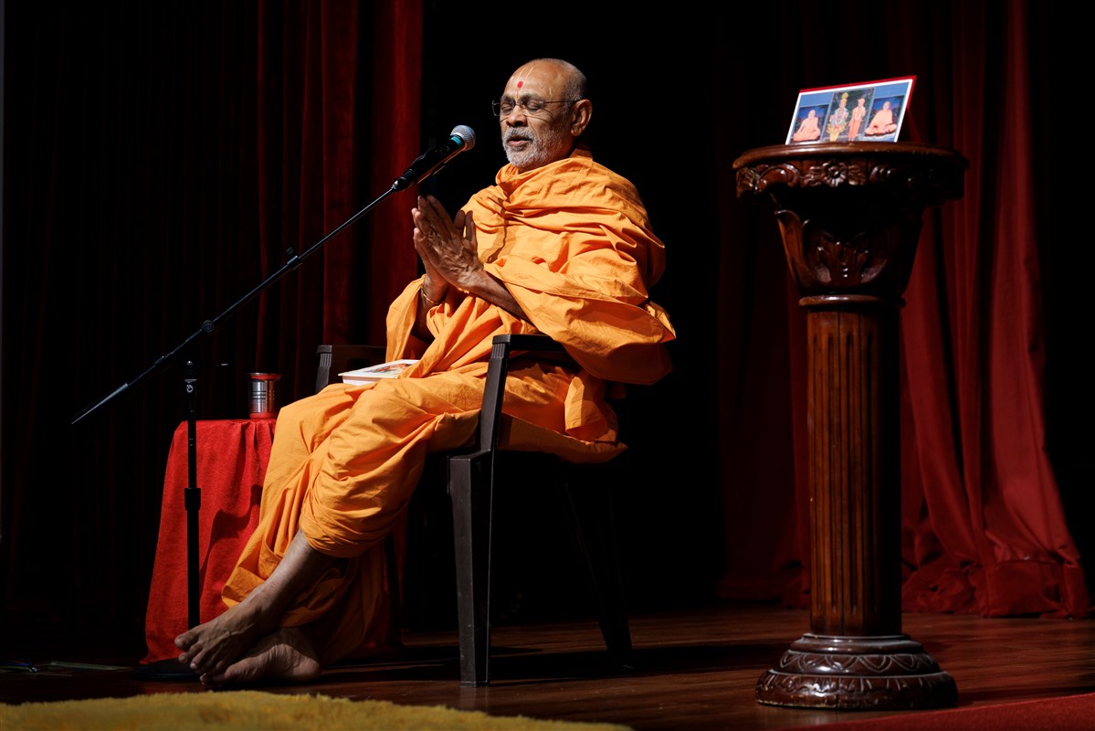 Shrutiprakashdas Swami addresses the assembly before Swamishri's puja