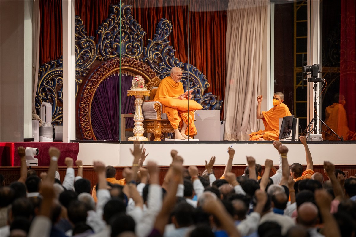 Swamishri delivering the morning discourse