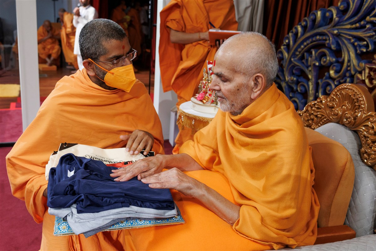 Swamishri inaugurates the Akshardham Mahotsav volunteer T-shirts..