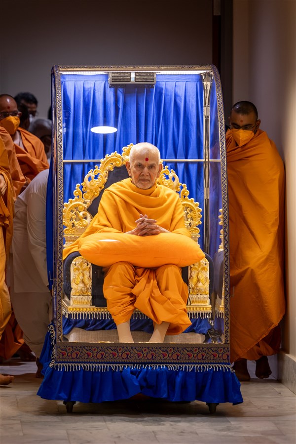 Swamishri on his way to his residence after puja