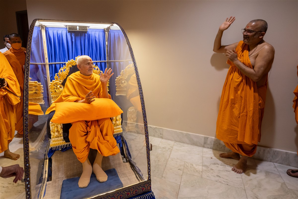 Swamishri blesses Mahamahopadhyaya Bhadreshdas Swami