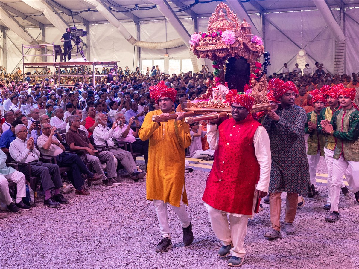 Shri Harikrishna Maharaj and Shri Gunatitanand Swami Maharaj warmly welcomed in a palanquin