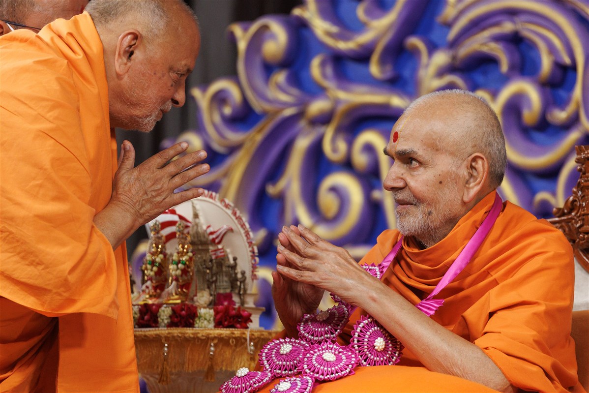 Sadguru Ishwarcharandas Swami garlands Swamishri