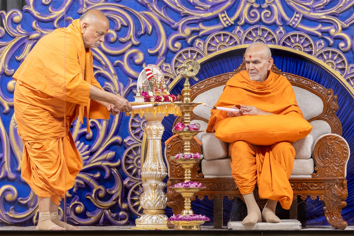 Param Pujya Mahant Swami Maharaj and Sadguru Ishwarcharandas Swami officially inaugurate the 'Festival of Inspirations' by lighting the ceremonial lamp