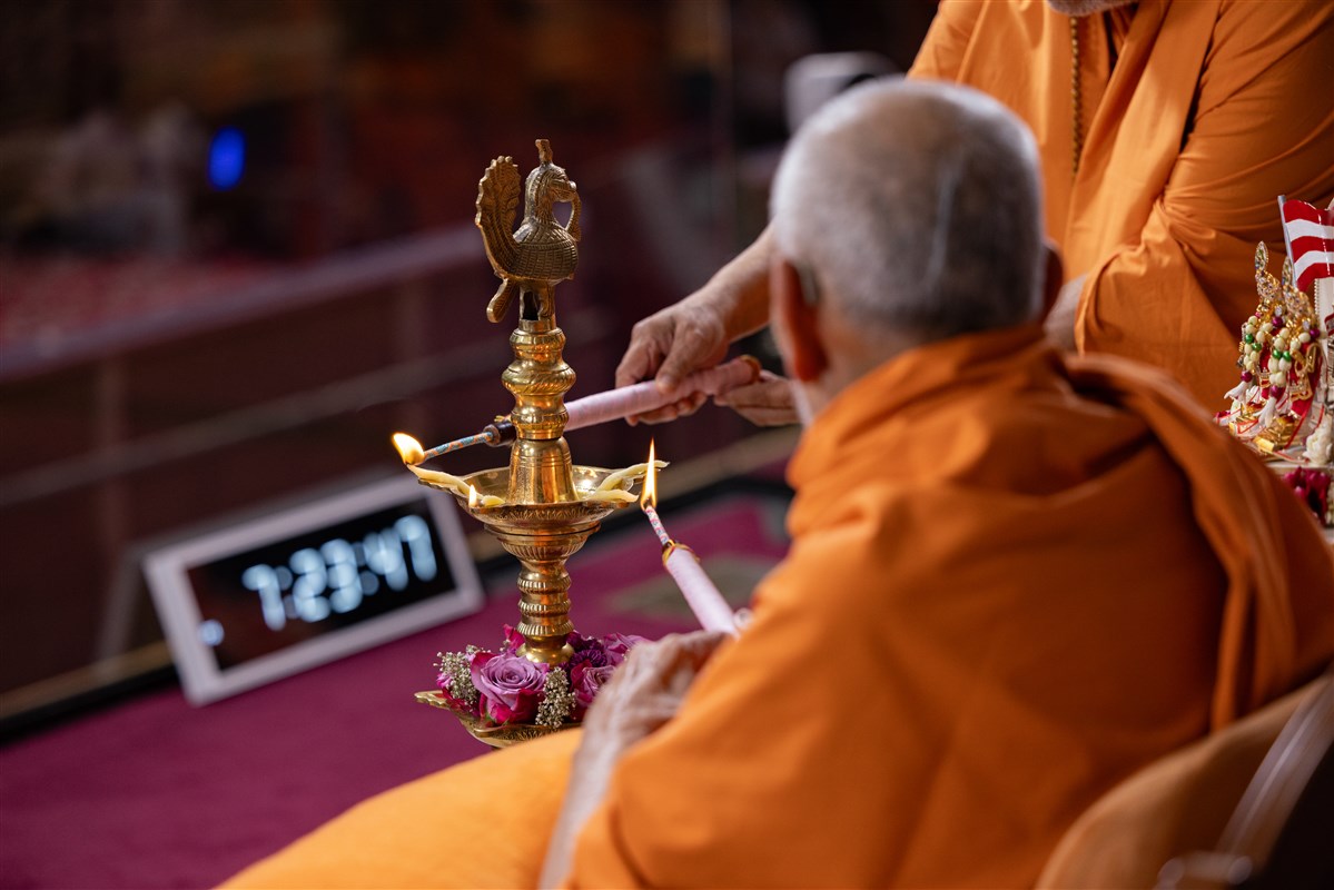 Param Pujya Mahant Swami Maharaj and Sadguru Ishwarcharandas Swami officially inaugurate the 'Festival of Inspirations' by lighting the ceremonial lamp