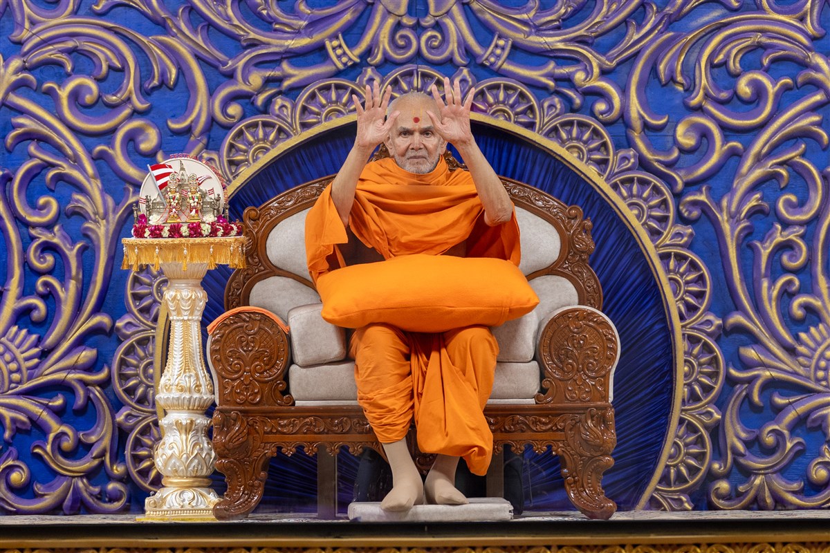 Swamishri blesses all the volunteers who had contributed to the construction of the BAPS Swaminarayan Akshardham 