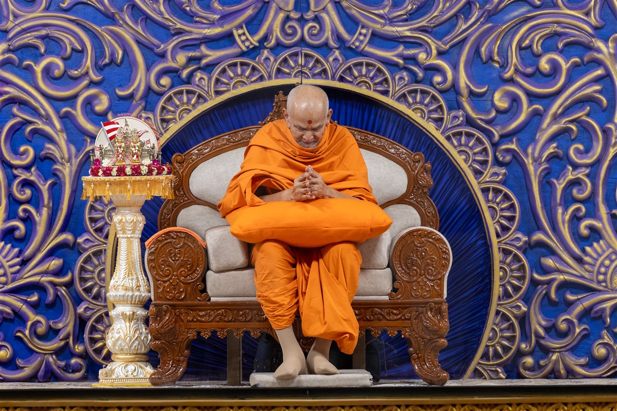 Swamishri humbly bows to the volunteers who contributed to the construction of the BAPS Swaminarayan Akshardham..