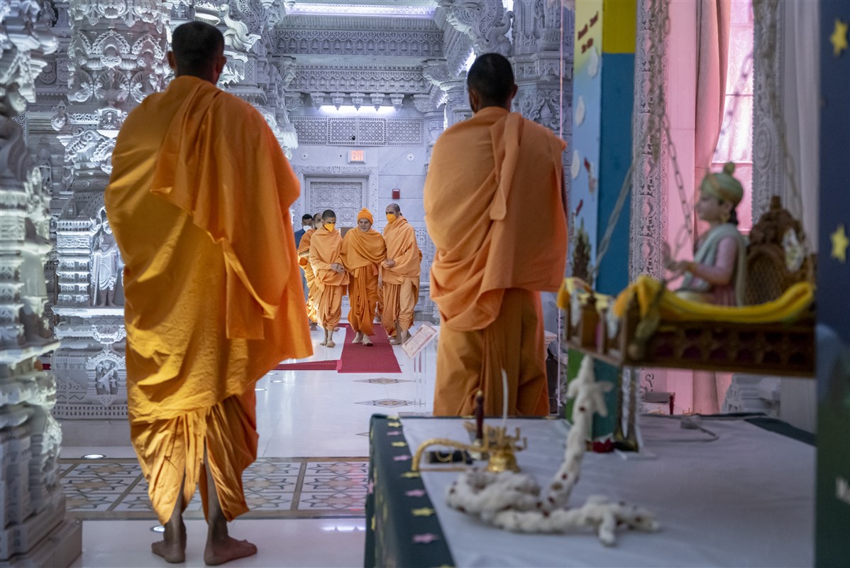 Swamis doing darshan of Param Pujya Mahant Swami Maharaj arriving for Thakorji's darshan