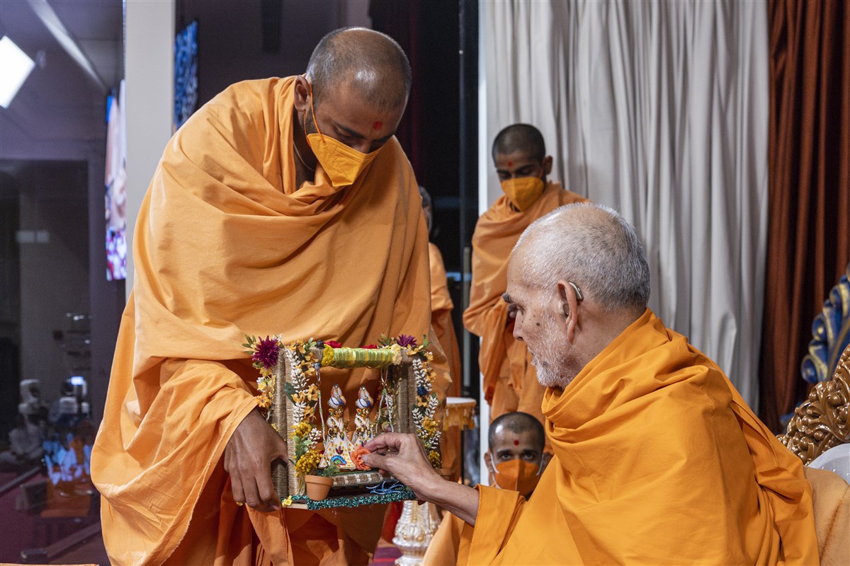 ..at the feet of Shri Harikrishna Maharaj and Shri Gunatitanand Swami Maharaj by Swamishri