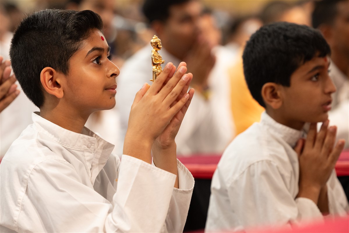 A child engrossed in the darshan of Swamishri