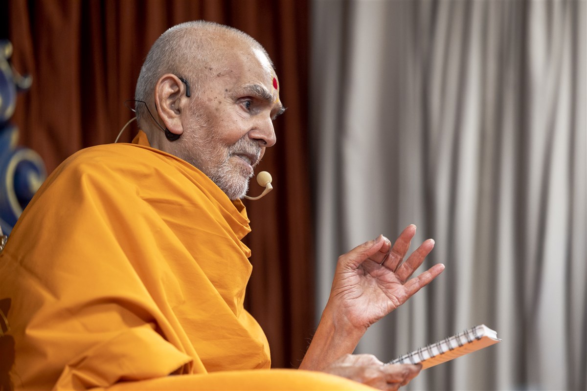 Swamishri delivers a discourse
