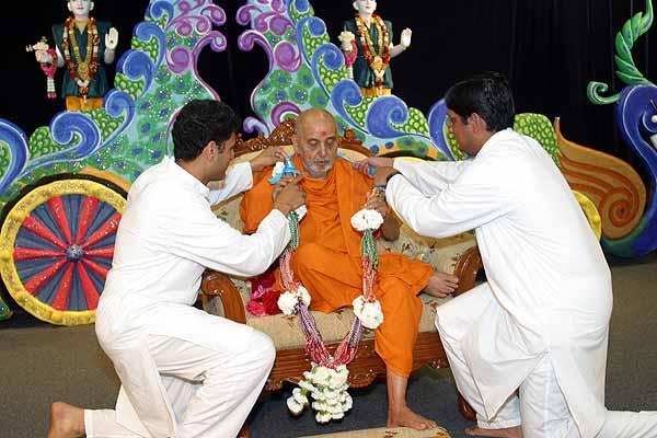 Swamishri is presented with a garland of raakhdis made by the Los Angeles Yuvati Mandal 
