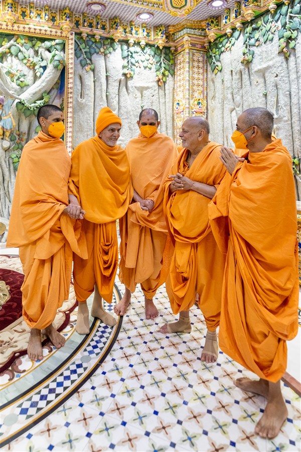 Swamishri and the swamis share a joyful moment