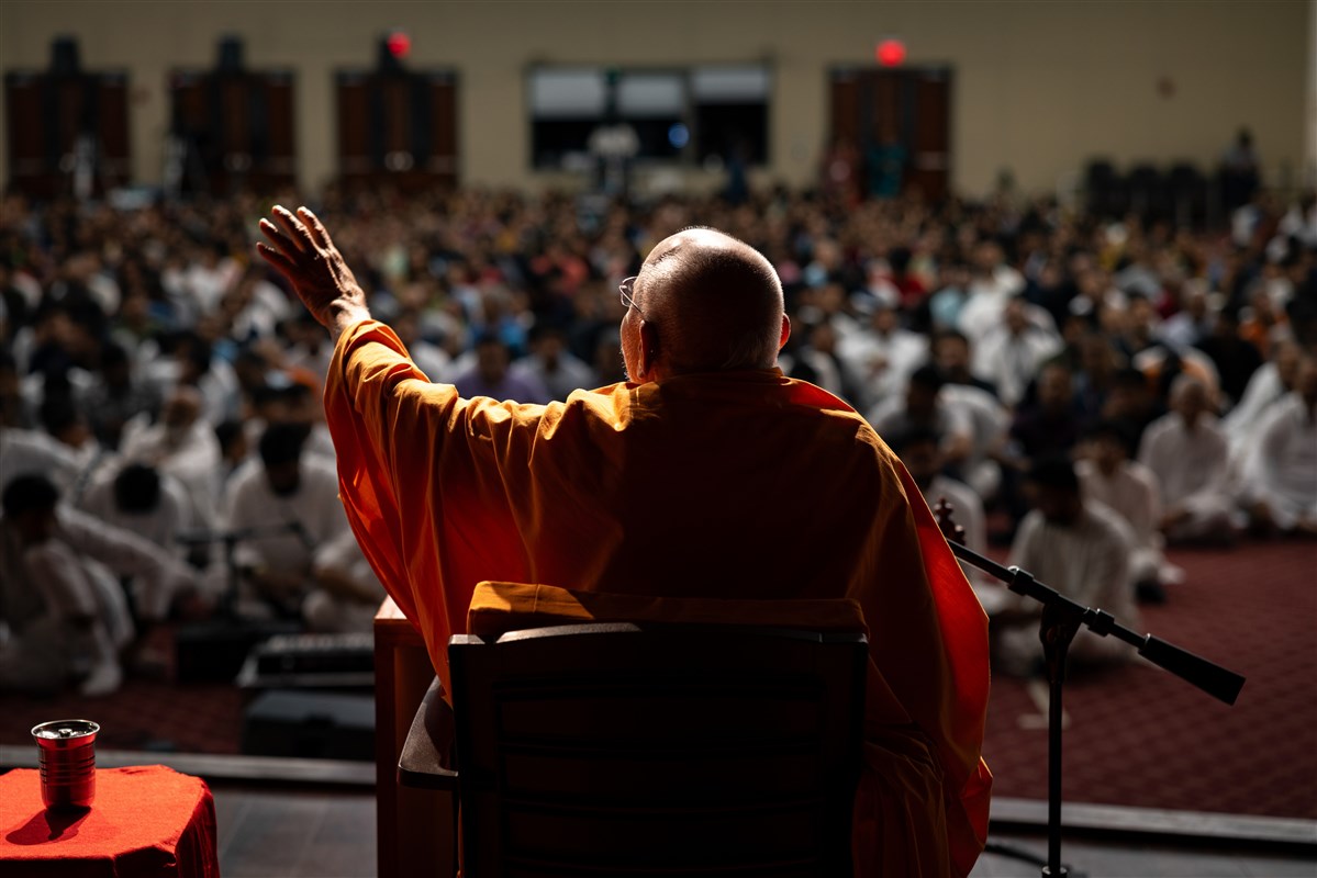 A Swami addresses the assembly before Swamishri's puja