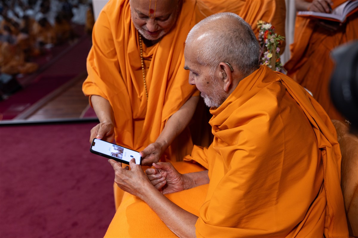 Swamishri inaugurates the Festival of Harmony app for the opening of the BAPS Hindu Mandir in Abu Dhabi