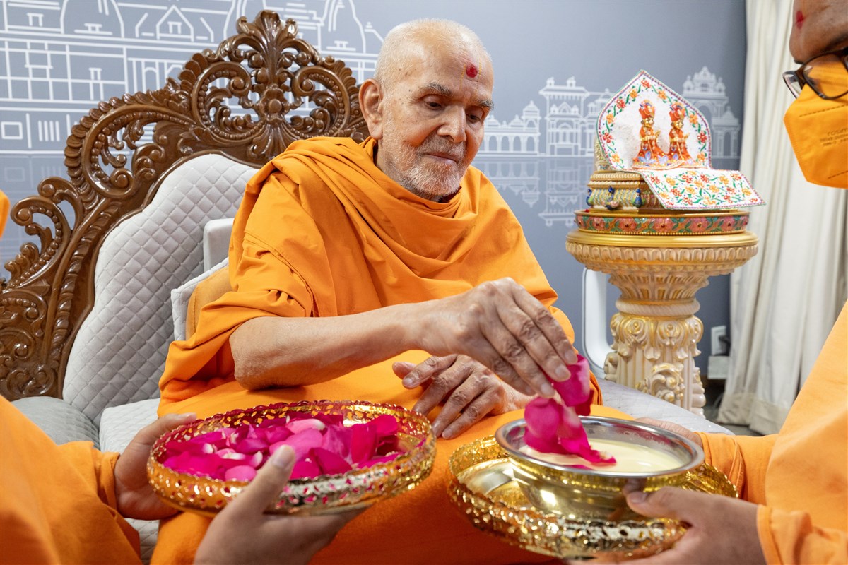 Swamishri sanctifies food