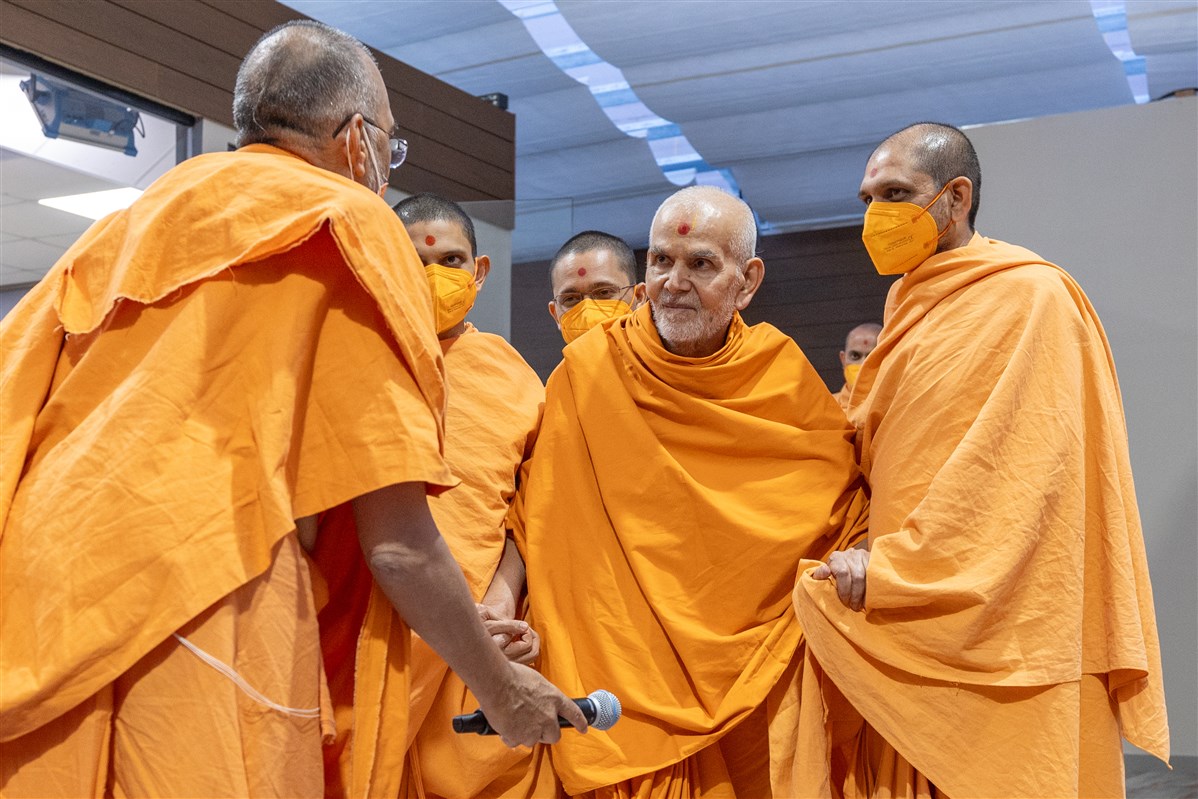 Swamishri in conversation with Narayanmunidas Swami