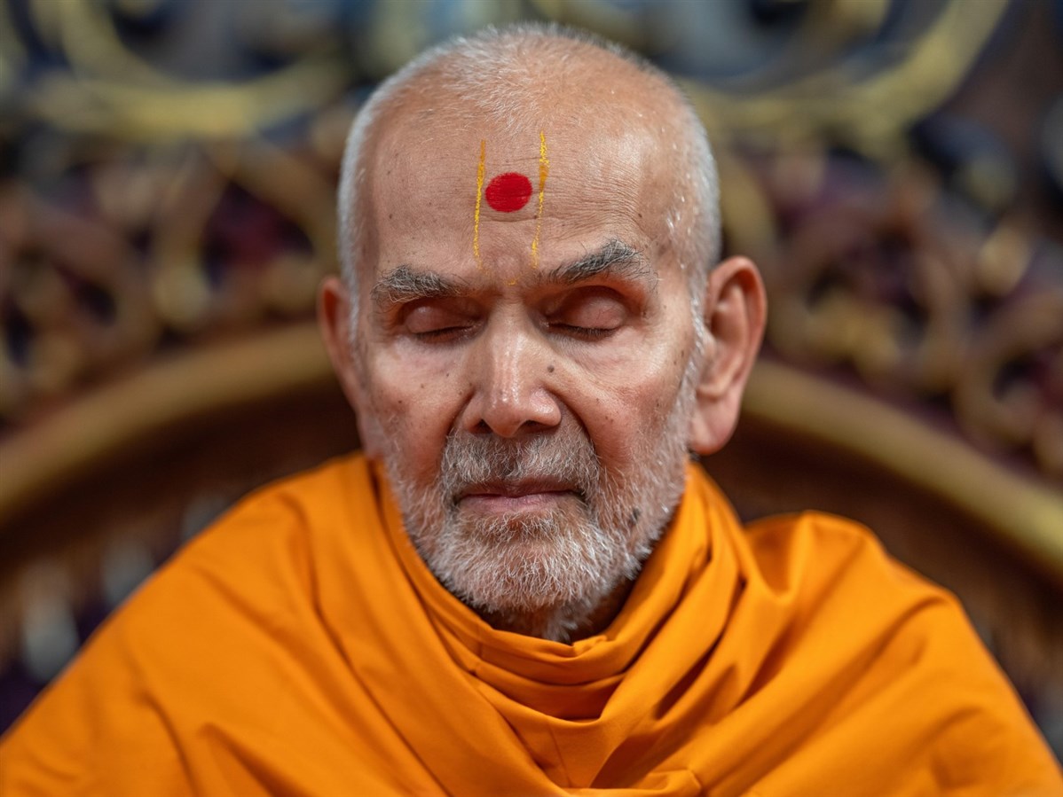 Swamishri deeply engrossed in puja