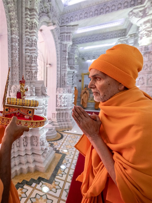 Param Pujya Mahant Swami Maharaj engrossed in the darshan of Shri Akshar Purushottam Maharaj