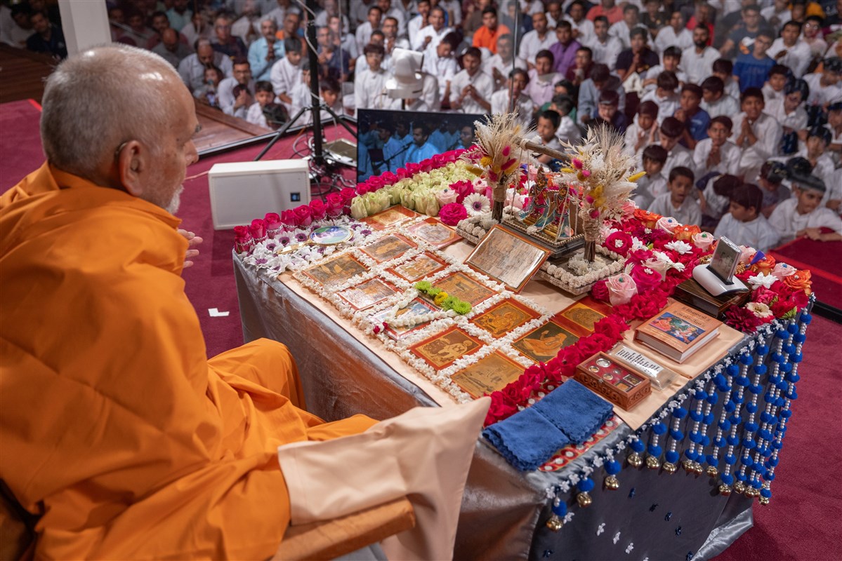Swamishri turning the rosary 