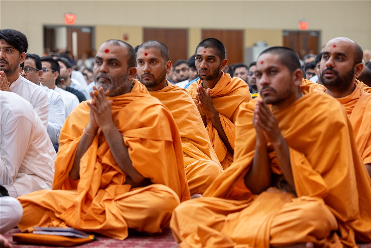 Swamis engrossed in the darshan of Swamishri