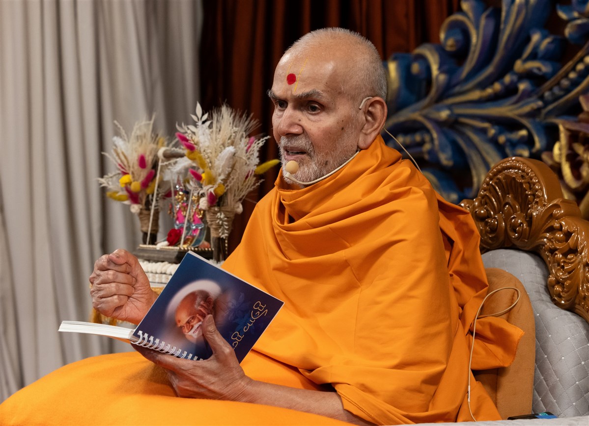 Swamishri delivers a discourse on Yogi Vani