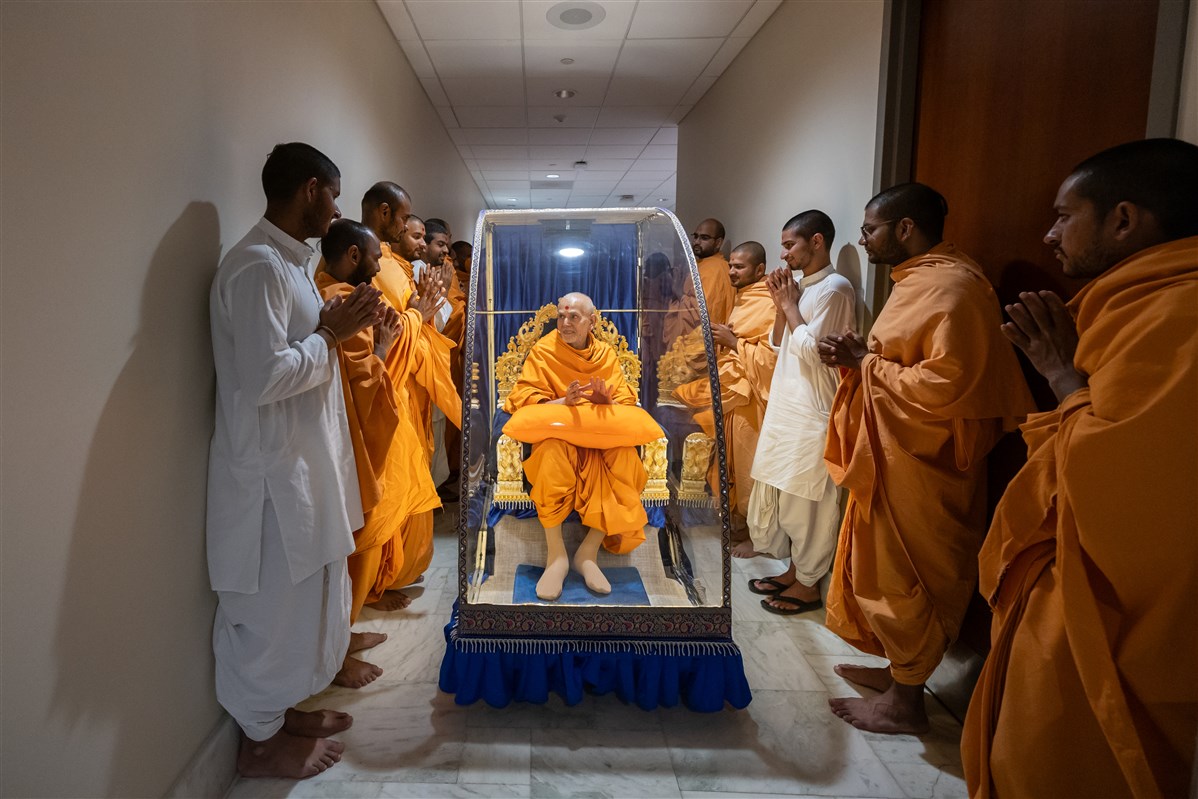 Swamishri affectionately looks at swamis