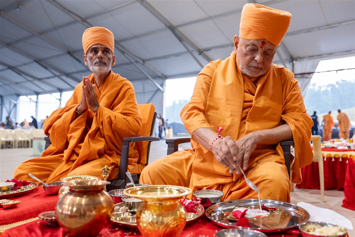 Sadguru Ishwarcharandas Swami and Anandswarupdas Swami participate in the Agni Sthapan Vidhi of the Vedic Mahayagna