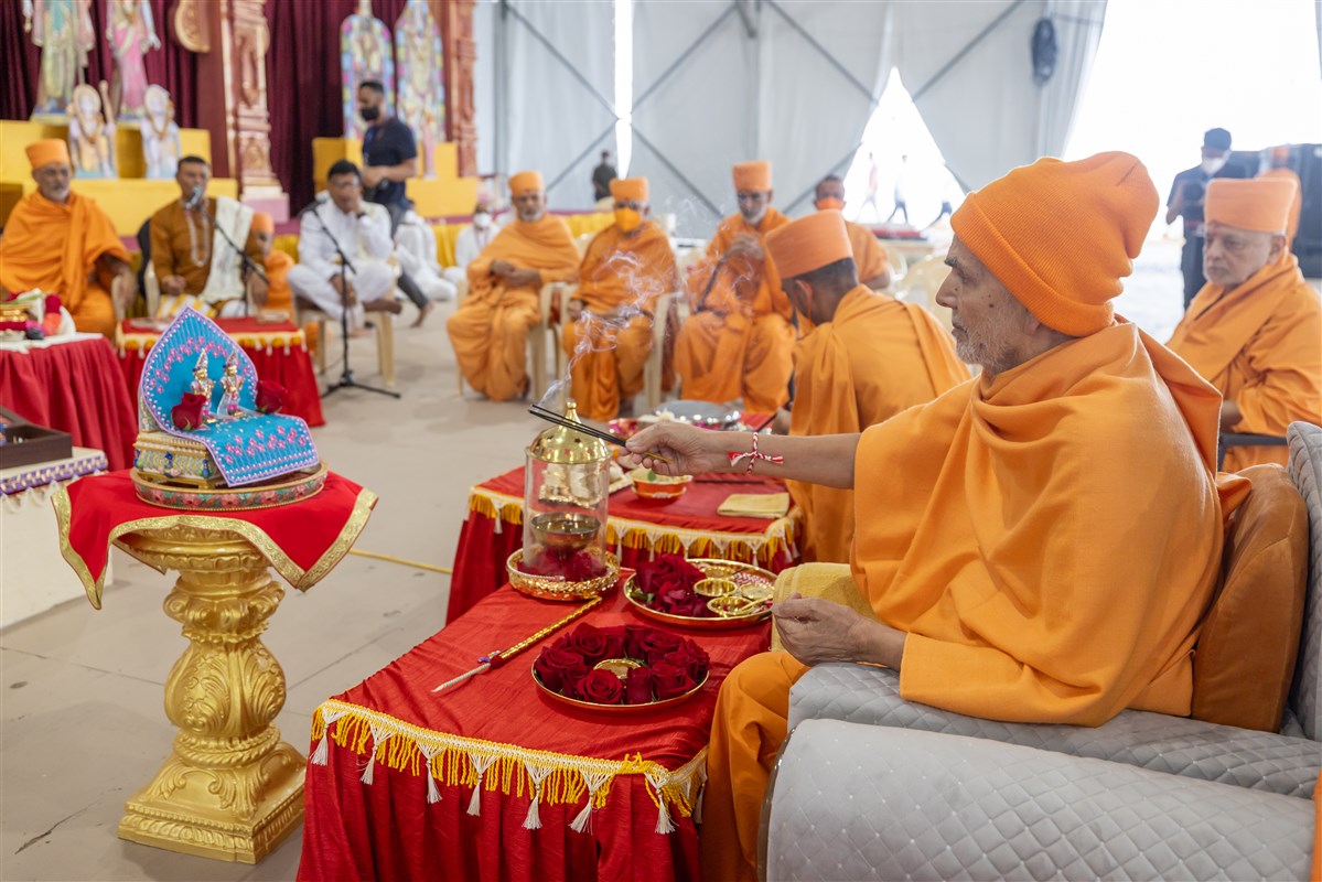 Swamishri participates in the Agni Sthapan Vidhi of the Vedic Mahayagna