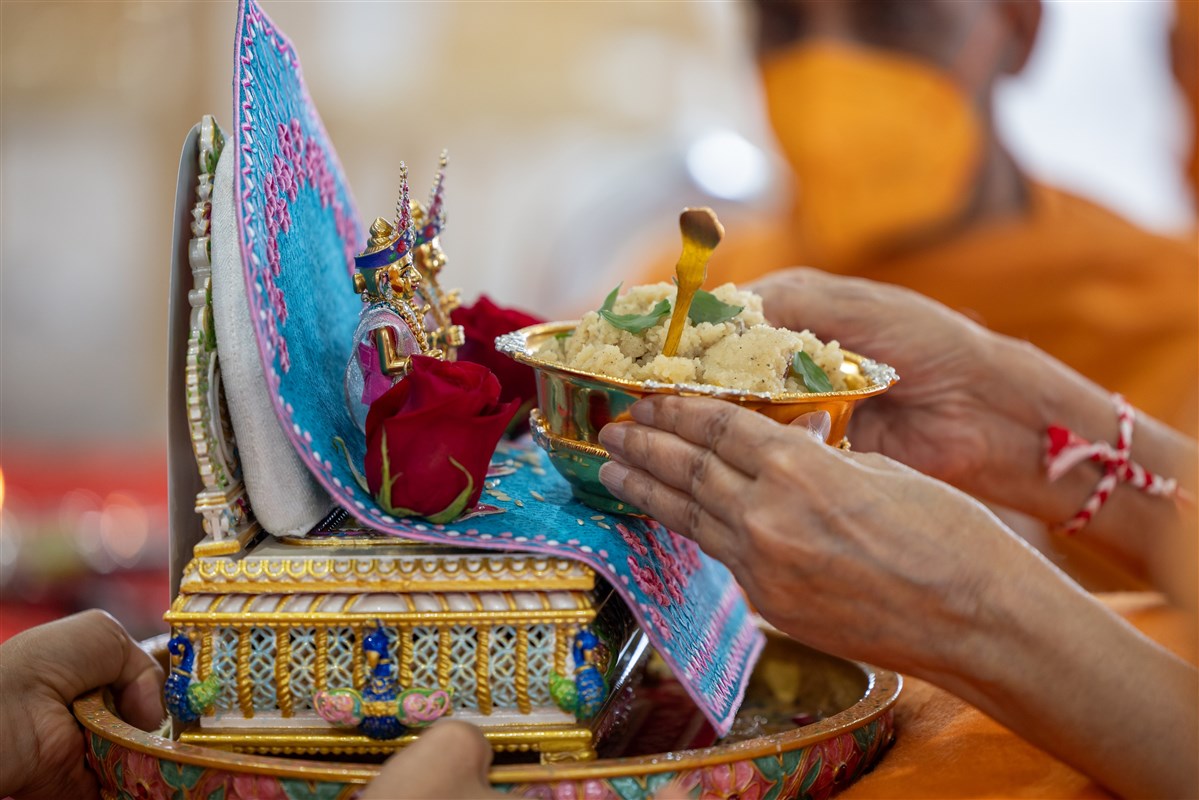 Swamishri offers thal to Shri Harikrishna Maharaj and Shri Gunatitanand Swami Maharaj