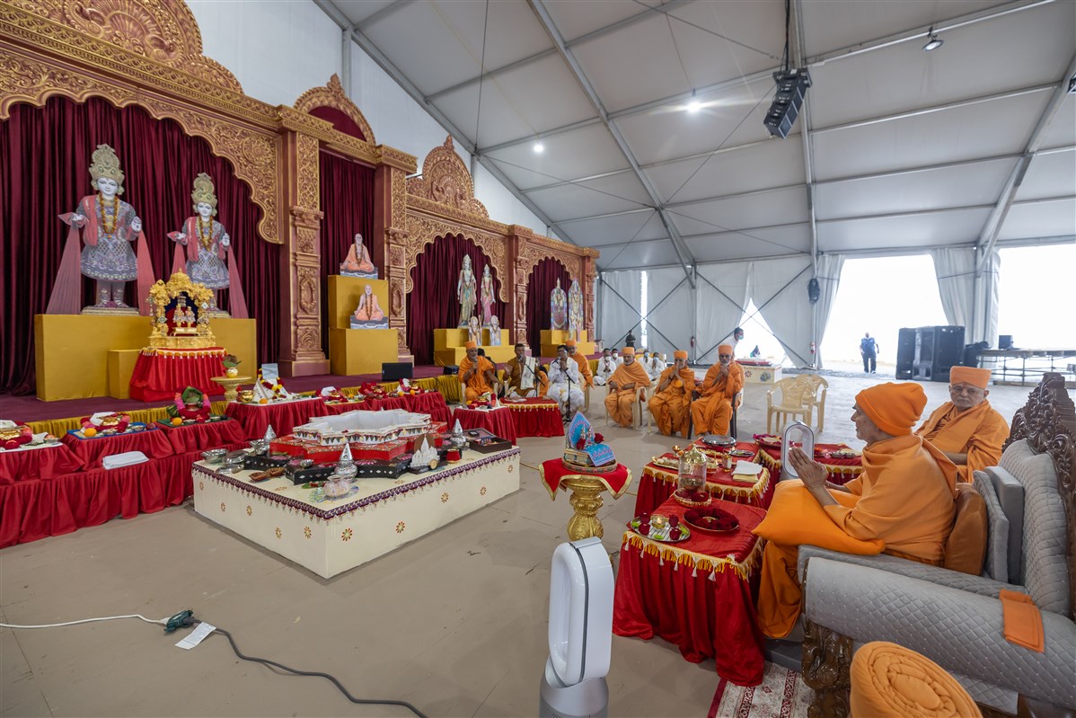 Swamishri participates in the Agni Sthapan Vidhi of the Vedic Mahayagna