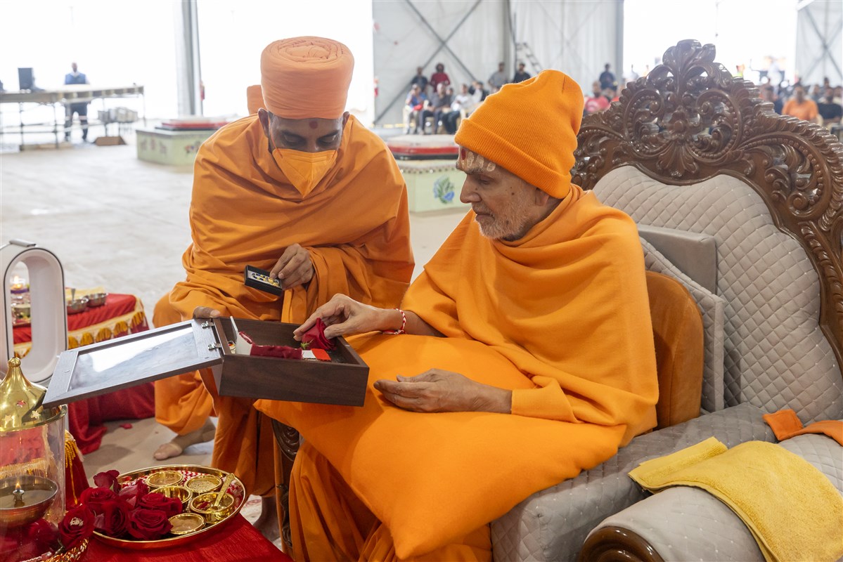 Swamishri sanctifies a miniature Yagna setup meticulously crafted by the female volunteers