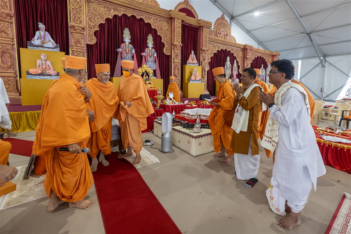 Swamishri bestows blessings upon the Brahmins leading the Mahayagna