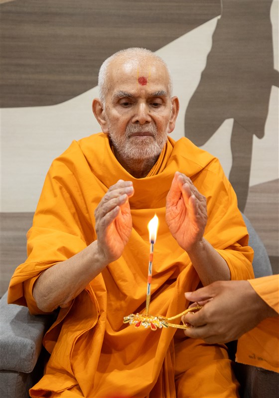 Swamishri accepts the arti blessings
