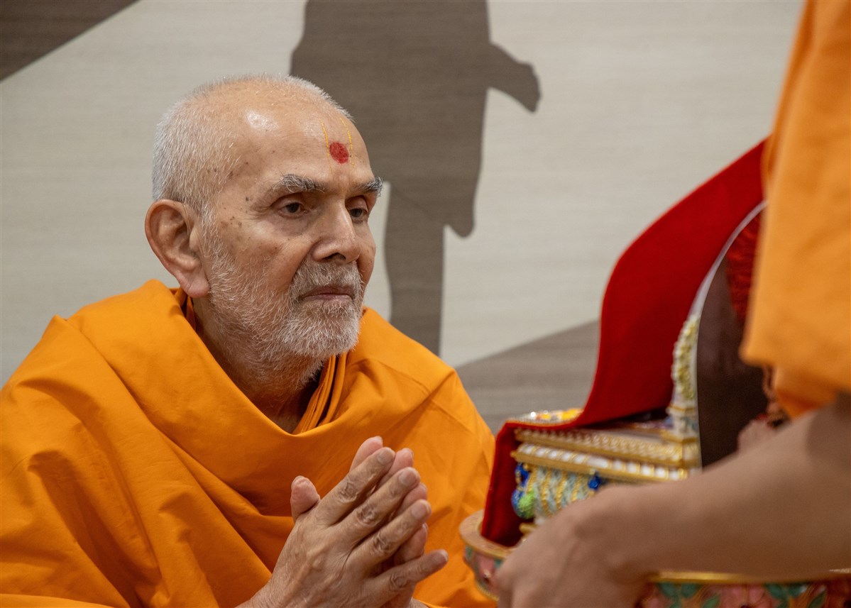 Swamishri offers his reverence to the murtis of Shri Harikrishna Maharaj and Shri Gunatitanand Swami Maharaj with folded hands