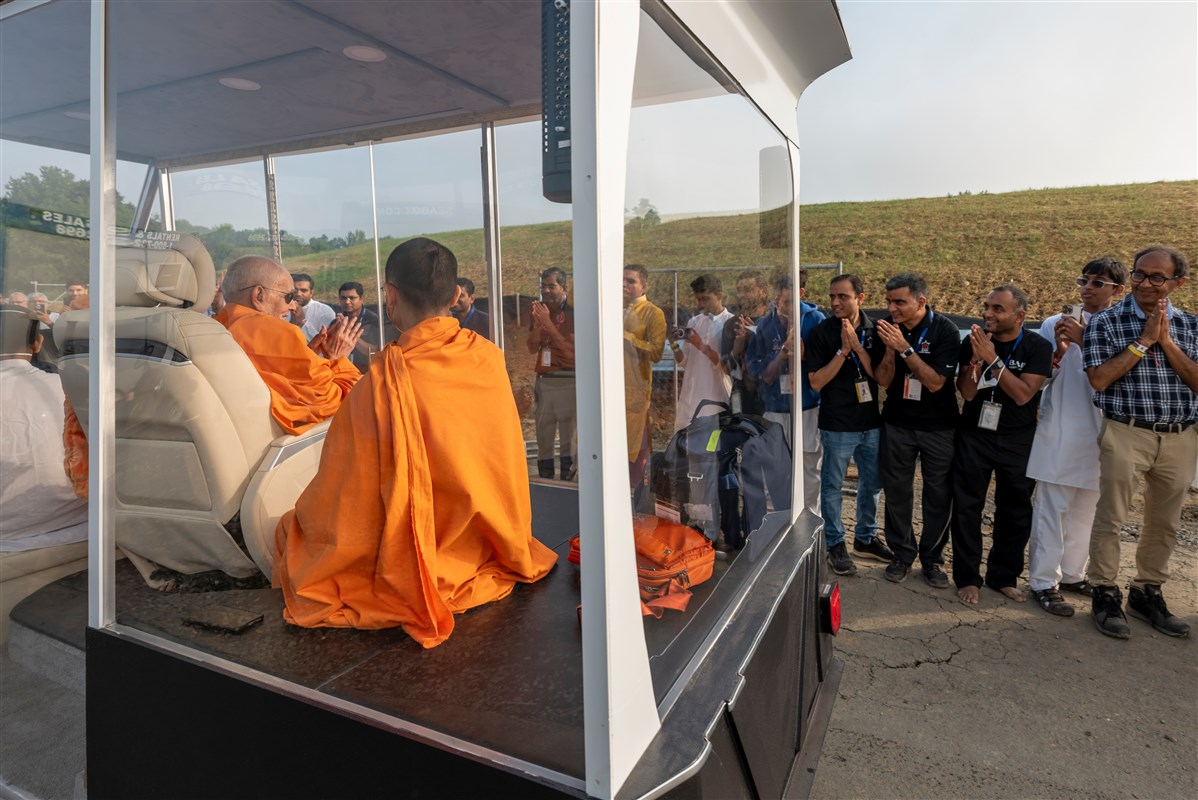 Swamishri blesses volunteers on his way to his residence after puja