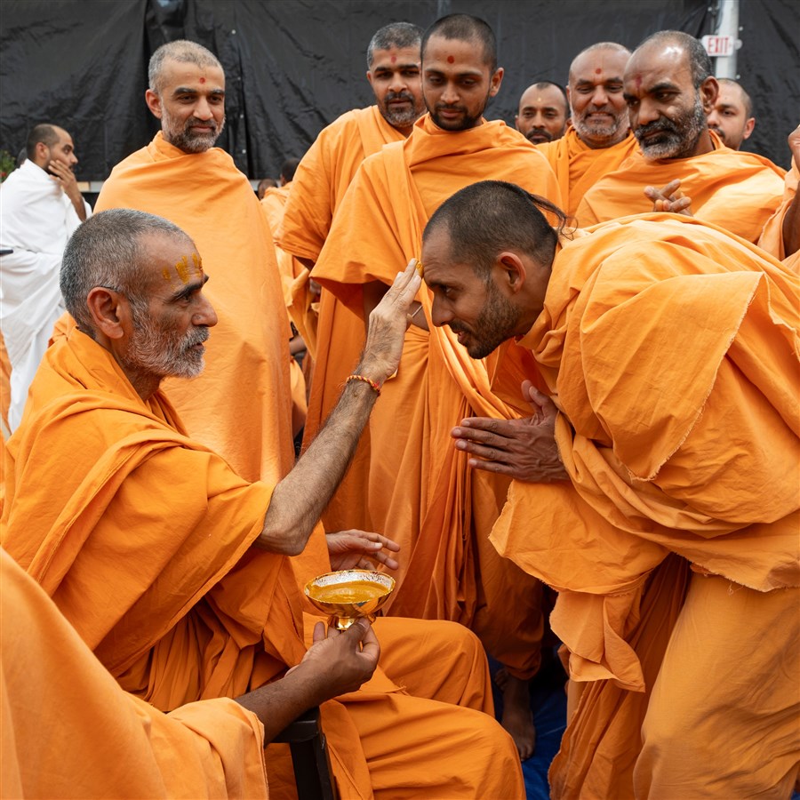Anandswarupdas Swami applies sanctified chandan to swamis