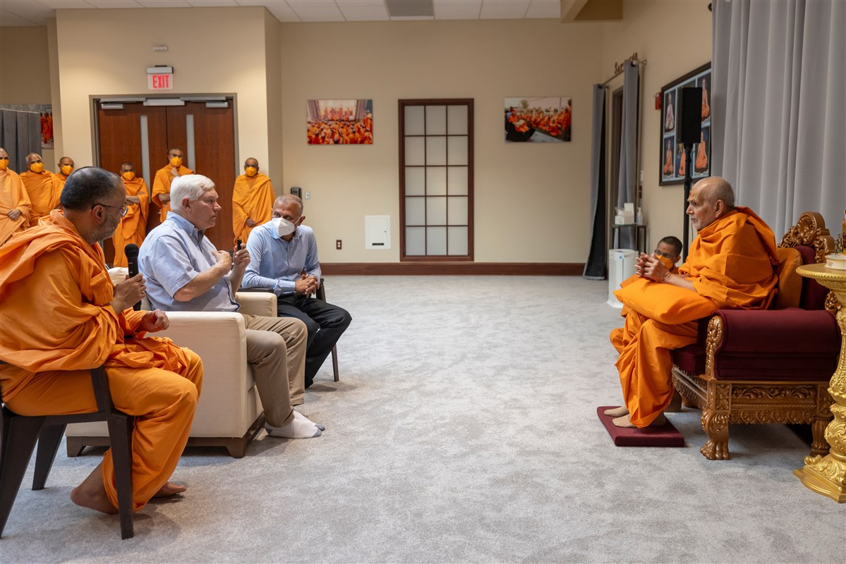 Congressman Pete Sessions (TX-17) in conversation with HH Mahant Swami Maharaj