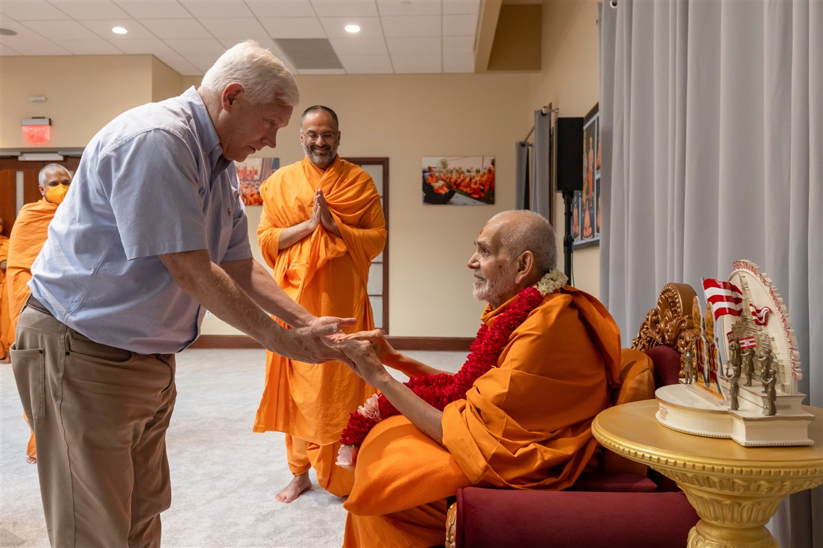 Swamishri and Rep. Pete Sessions engage in a conversation