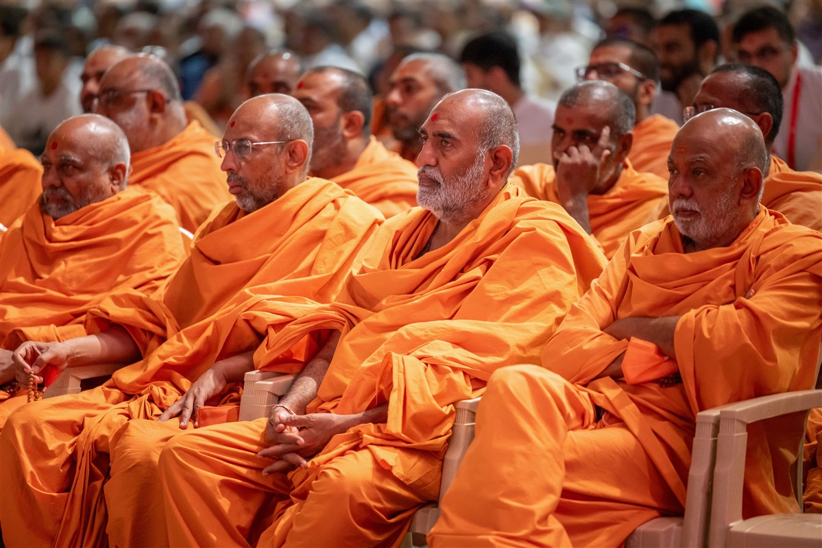 Swamis engaged in darshan of Swamishri's puja