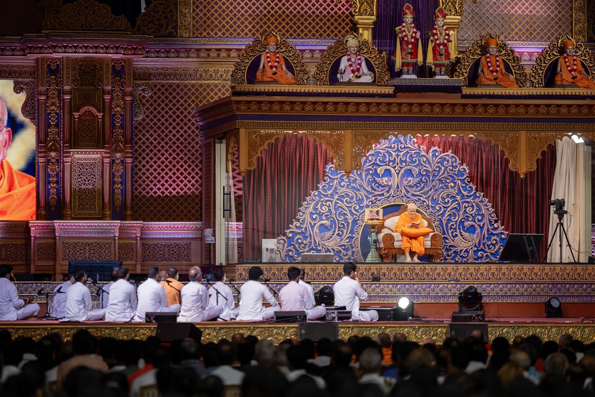 Youths offer kirtan bhakti in Swamishri's puja