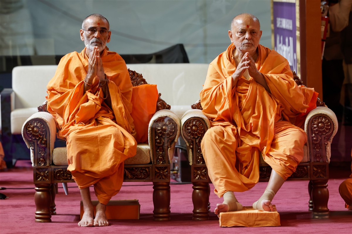 Anandswarupdas Swami and Sadguru Ishwarcharandas Swami engrossed in the darshan of Swamishri