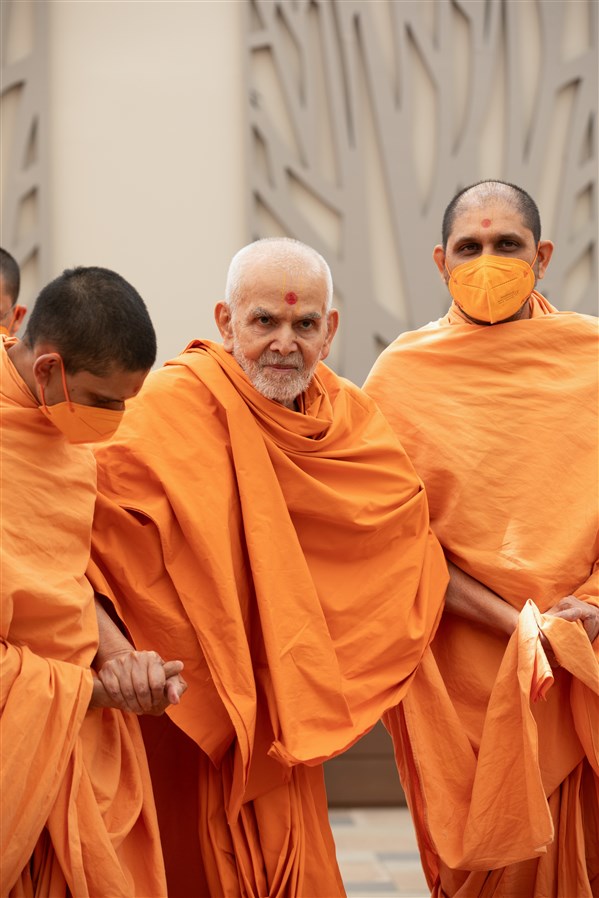 Swamishri on the way to his residence