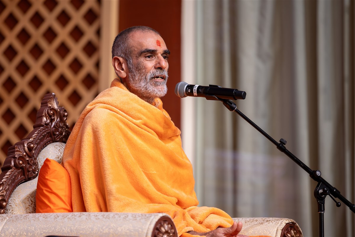 Anandswarupdas Swami addresses the evening assembly