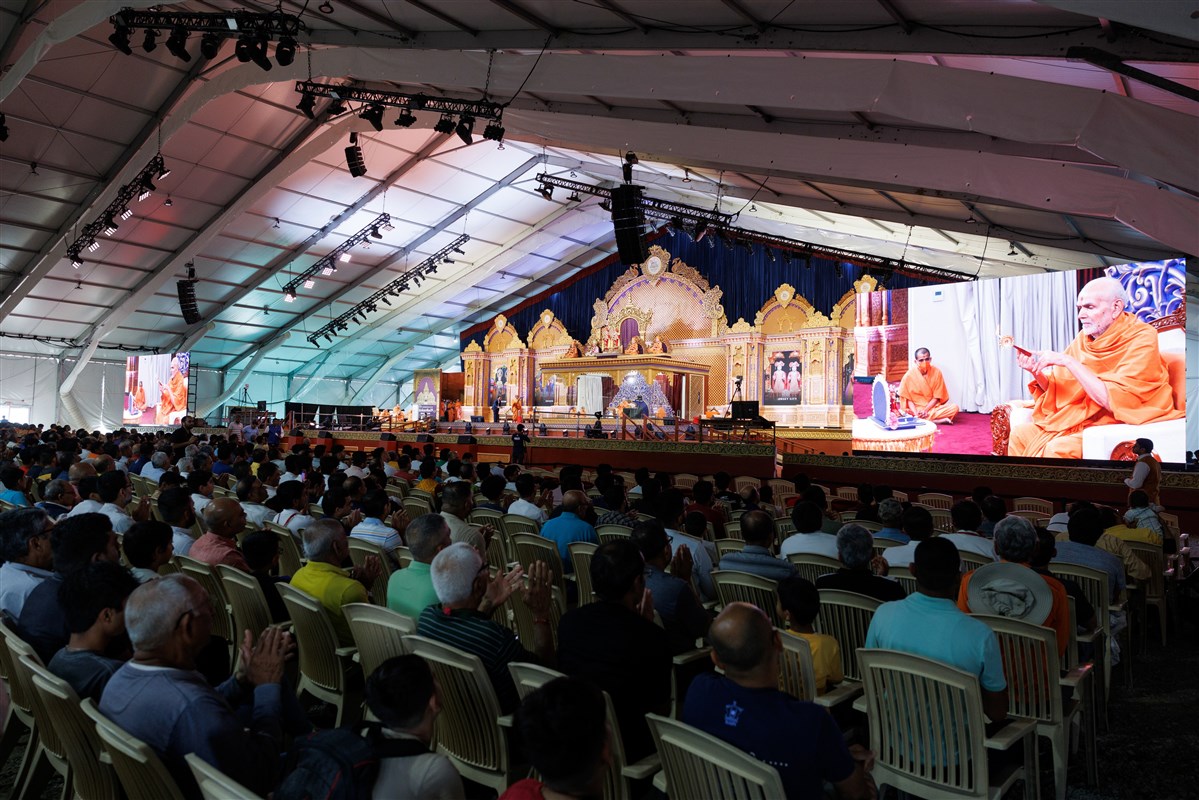 Devotees join Swamishri in the evening arti