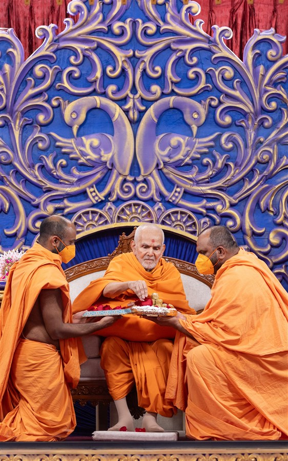 Swamishri sanctifies prasad