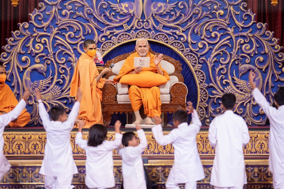 Swamishri leads the 'Shreeji Says' game