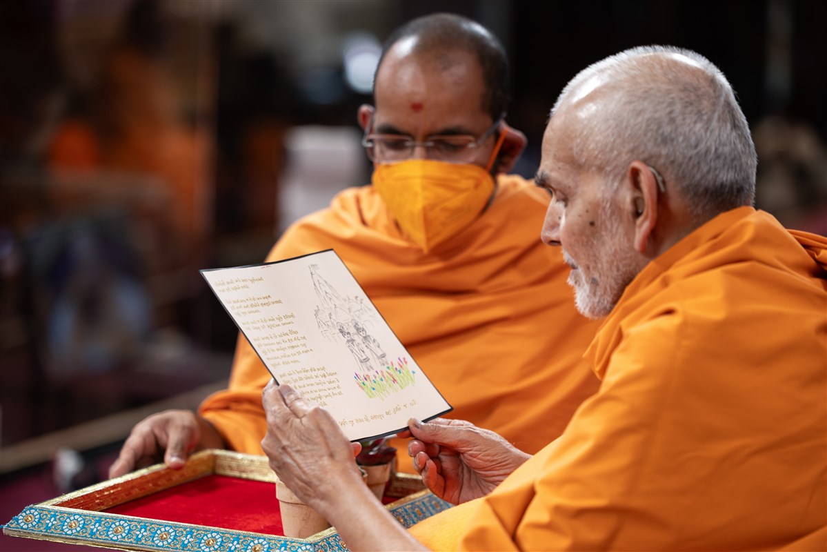 Swamishri reads a prayer from Balika, Kishori, Yuvati and Premvati mandal