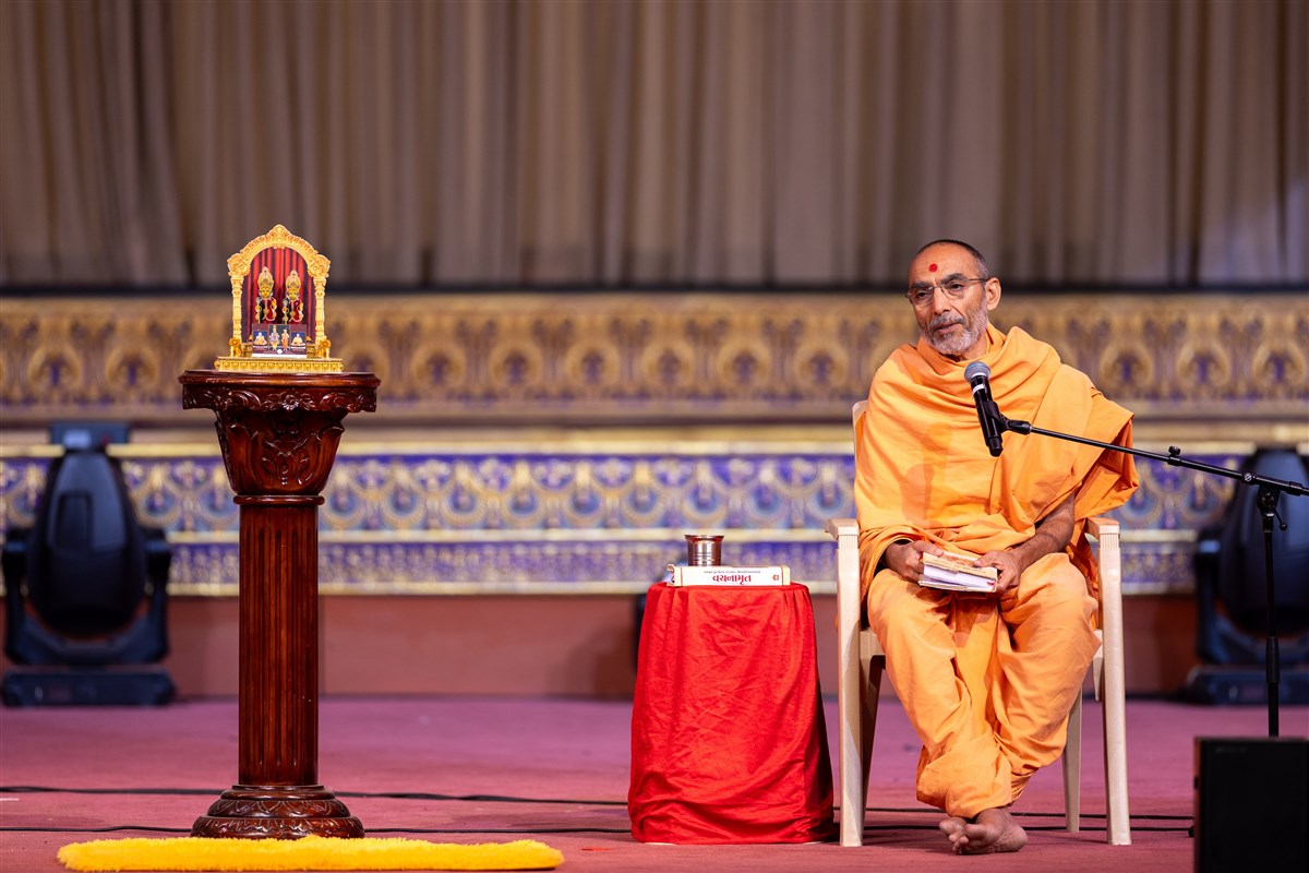 Viveknidhidas Swami addresses the assembly before Swamishri's puja
